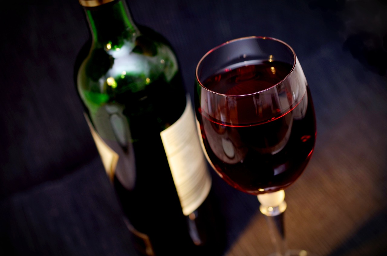 Investir dans le vin : les régulations sur les transactions en ligne