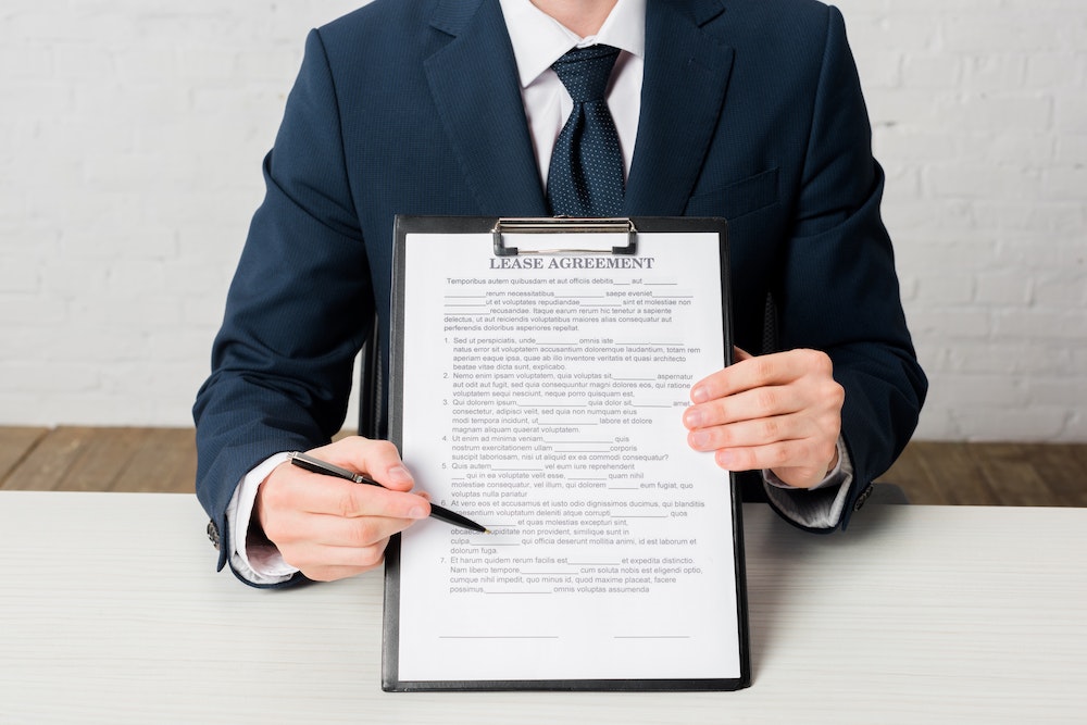 Naviguer dans le Labyrinthe du Contrat de Bail Commercial : Un Guide Complet