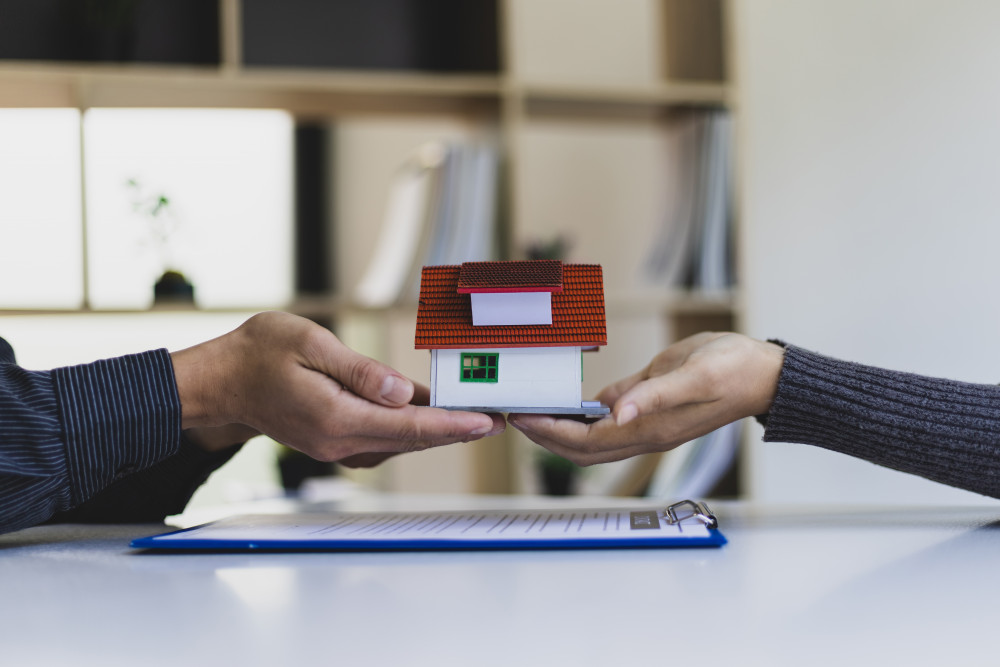 La dévolution successorale sans notaire : démarches et conseils pour un règlement sécurisé et efficace