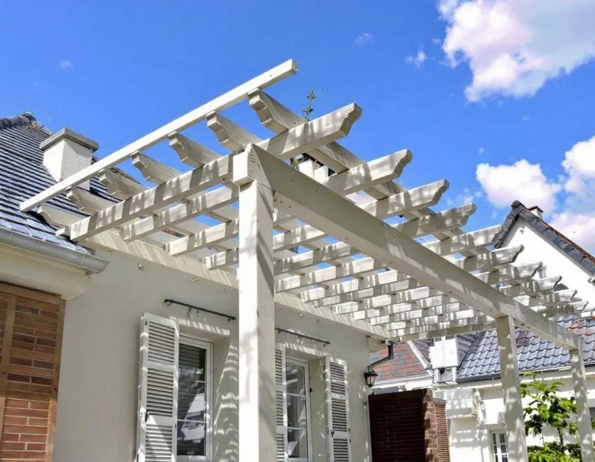 La Pergola face au Recours en Démolition : Guide Juridique pour Préserver votre Installation
